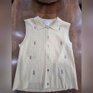 Luna Ivy Sleeveless Button Down Shirt with Floral Embroidery